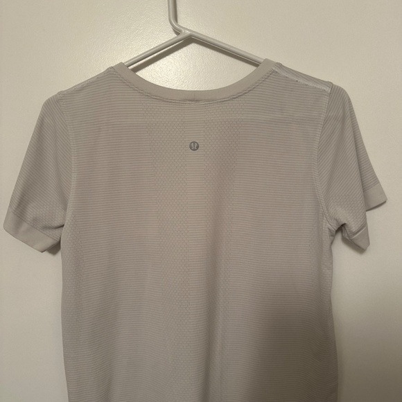 Lululemon Swiftly Tech Short Sleeve (Breeze) *Relaxed Fit in White / Whi… - Picture 6 of 7